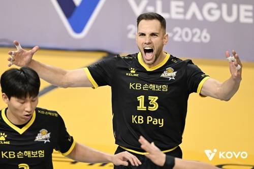 환호하는 비예나 (서울=연합뉴스) KB손해보험 비예나가 26일 의정부 경민대체육관에서 열린 프로배구 남자부 대한항공과 홈 경기에서 득점한 뒤 기뻐하고 있다. [한국배구연맹 제공. 재판매 및 DB 금지]