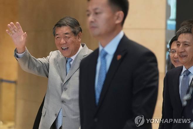 25일 회담장 나서는 허리펑 중국 부총리 [AP 연합뉴스 자료사진. 재판매 및 DB 금지]