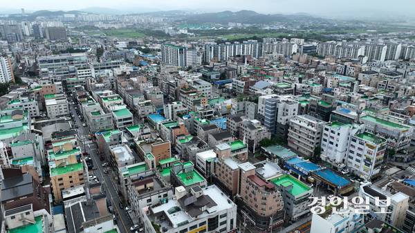 화성도시공사를 주관으로 화성시, 화성시 도시재생지원센터, 주민협의체, 주민 등이 사업시행자로 참여해 755억원을 들여 화성시 진안동  526-2번지 일원 17만3천956㎡를 중심시가지형으로 탈바꿈 시킬 방침이다. 사진은 화성시 진안동 공공재개발 사업 일대 모습. 2025.7.15 /최은성기자 ces7198@kyeongin.com