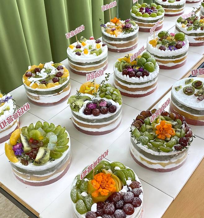 ▲'어린이 서평단 다독다독 마음공작소'에서 학생들이 푸드테라피 체험을 진행했다./사진제공=경기도교육청평생학습관