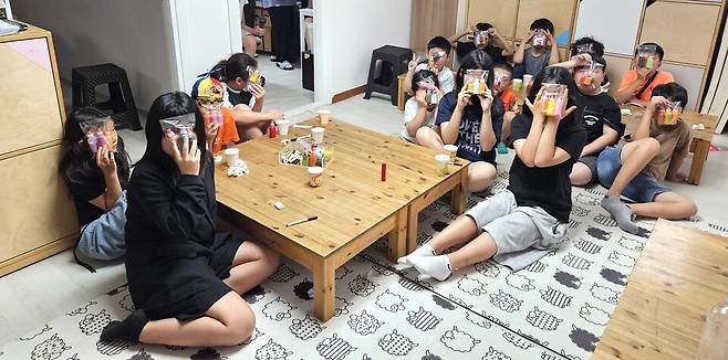 ▲&nbsp;'다독다독 마음스케치'에서 학생들이 교육을 받고 있다./사진제공=경기도교육청평생학습관