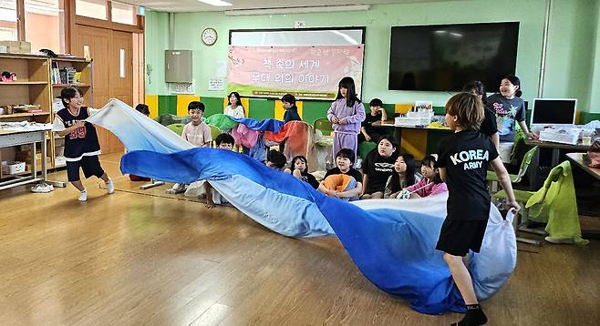 ▲'학교 밖 꿈자람'에서 학생들이 활동하고 있다./사진제공=경기도교육청평생학습관