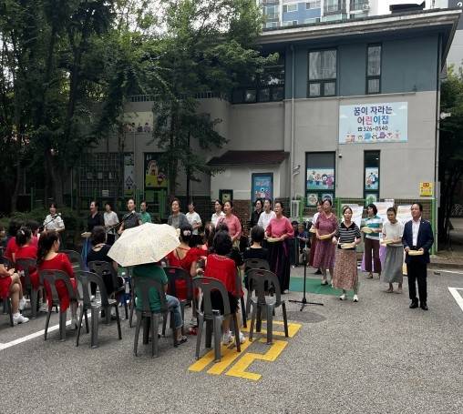 주택관리공단 부천상동3주거행복지원센터가 상2동주민자치회 재능나눔봉사단과의 협업으로 '찾아가는 문화예술공연'을 개최하고 있다. 사진=주택관리공단