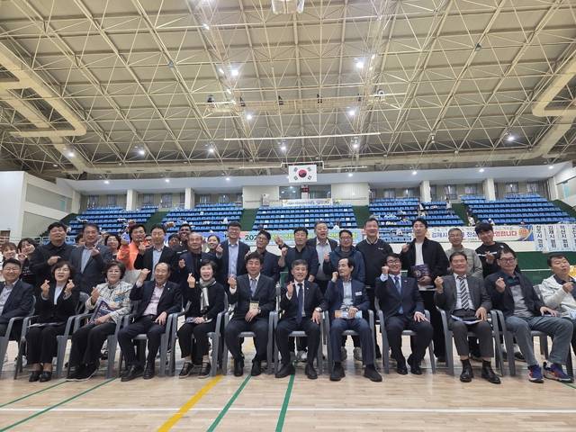 지난 25∼26일 김제실내체육관에서 열린 ‘2025 정소영배 전국배드민턴대회’에 참여한 전국 680팀 1500여 동호인들이 셔틀콕 열전을 벌였다./전북배드민턴협회 제공