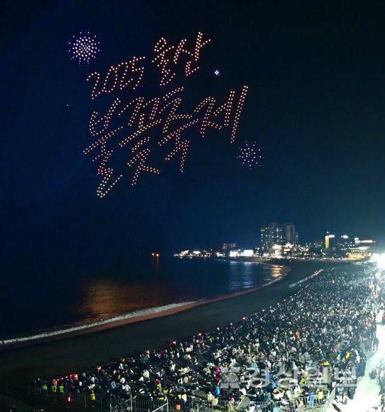 ▲ 1000대의 드론이 '울산에는 울산사람이 있다'를 주제로 공연하고 있다.