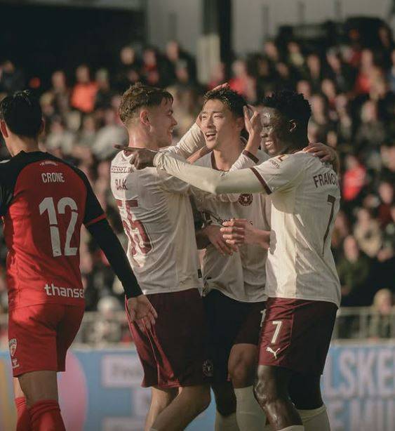 미트윌란의 조규성이 26일 덴마크에서 열린 프레데리시아와의 경기 도중 득점하자 동료들이 반겨주고 있다. 미트윌란 SNS 제공