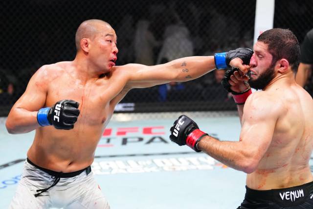 박준용이 26일 아랍 에미리트에서 열린 UFC 대회에 출전, 이크람 알리스케로프를 상대로 주먹을 날리고 있다. UFC 제공