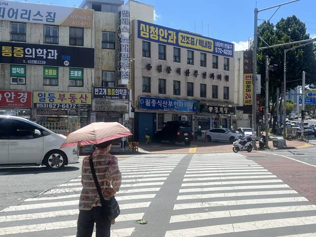 지난 8월 오후 한 시민이 반고개역 서편으로 가기 위해 횡단보도 신호가 바뀌길 기다리고 있는 모습. 정두나 기자
