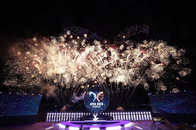 APEC 정상회의 기념 멀티미디어쇼가 27일 오후 경주 보문 관광단지 수상공연장에서 ‘달빛 아래 새로운 약속’을 주제로 열렸다. 화려한 빛의 향연이 보문호 밤하늘을 수놓고 있다. /이용선기자 photokid@kbmaeil.com