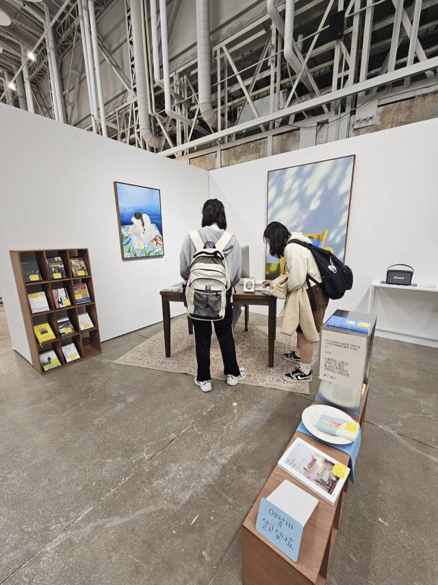 F1963에서 열리는 책방지기의 미술관 전시장 모습. 김효정 기자