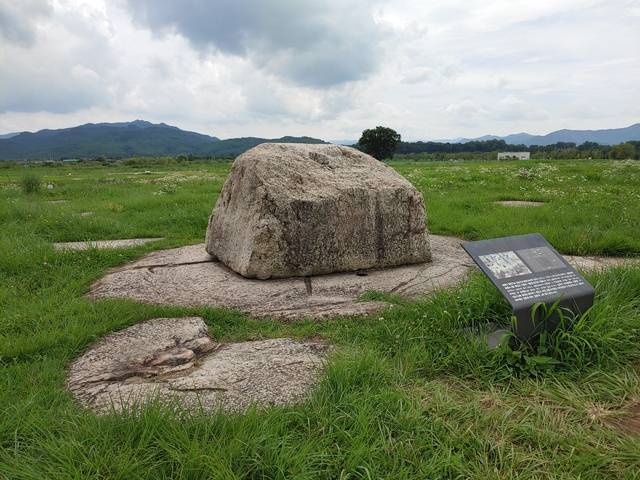 경주 시가지 중심지역에 자리한 황룡사구층목탑지의 심초석.