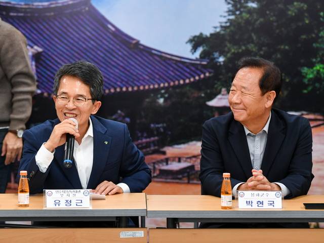 유정근 영주시장 권한대행과 박현국 봉화군수가 위촉식에 참석해 인사말을 하고 있다. 영주시 제공