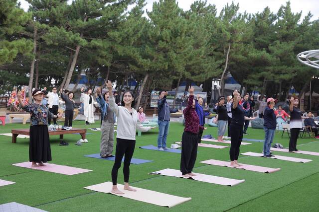 지난해 열린 영덕 국제웰니스페스타에서 참가자들이 요가를 즐기고 있다 . 사진제공 영덕군