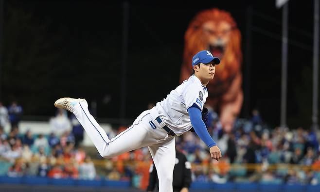 지난 22일 대구 삼성라이온즈파크에서 열린 2025 프로야구 KBO리그 포스트시즌 플레이오프 4차전 한화 이글스와 삼성 라이온즈의 경기에서 선발투수 원태인이 투구하고 있다. 연합뉴스