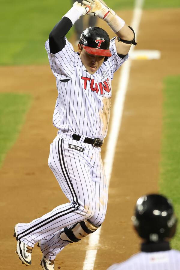 KS 2차전에서 박동원의 화려한 세리머니. (사진=LG)