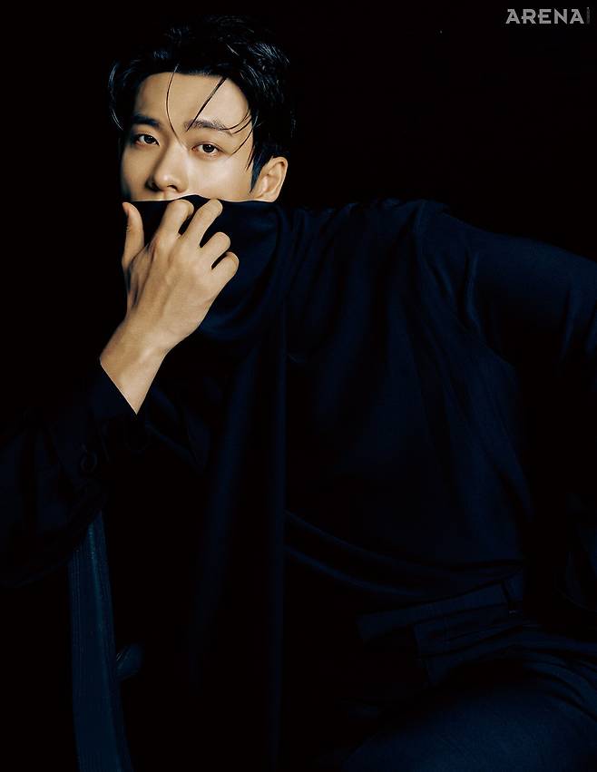 블라우스·팬츠 모두 디올 제품.