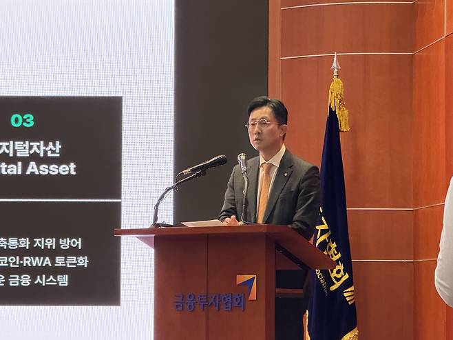 최영진 한화자산운용 최고마케팅책임자(CMO·전무)가 27일 오전 서울 여의도에서 열린 '전 세계 안보 질서의 재편과 2026 K방산 전망' 기자간담회에서 인삿말을 하고 있다./사진=송재민 makmin@