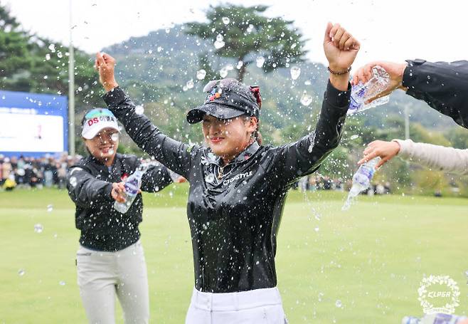 동료들의 축하 물세례 받고 있는 리슈잉.(사진=KLPGT 제공)