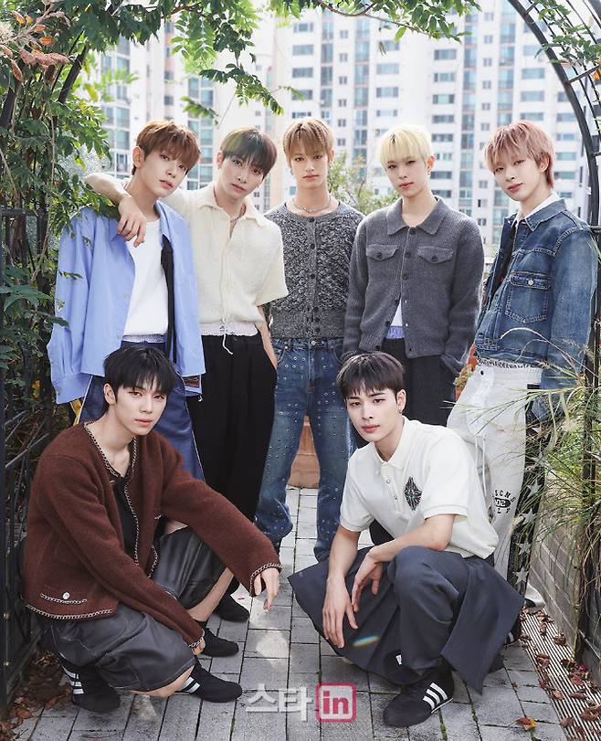 왼쪽 위부터 시계방향으로 유키, 유우, 세이타, 휴이, 토모야, 하루, 소건(사진=JYP엔터테인먼트)