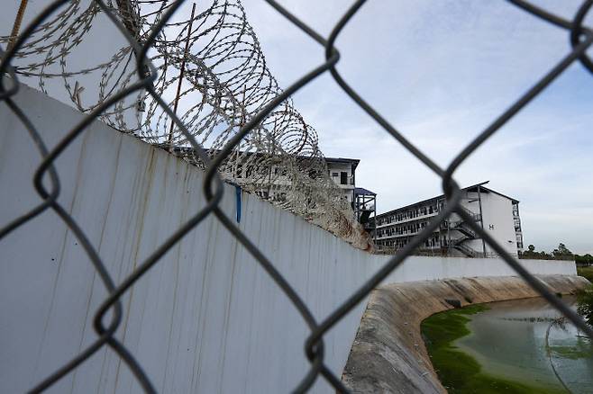 23일(현지시간) 캄보디아 범죄단지인 ‘태자단지’가 철조망과 높은 벽으로 둘러싸여 있다.(사진=연합뉴스)