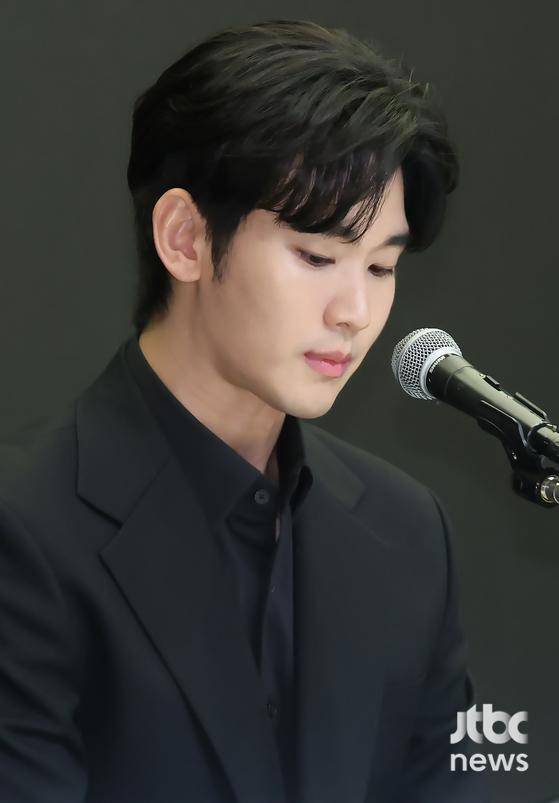 배우 김수현과 법무법인 엘케이비앤파트너스 김종복 변호사가 31일 오후 서울 스탠포드호텔에서 열린 기자회견에 참석해 입장을 밝히고 있다. 박세완 엔터뉴스팀 기자 park.sewan@jtbc.co.kr