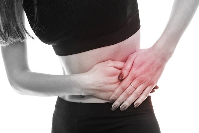 게실염 환자의 대부분은 왼쪽 아랫배에 심한 통증을 일으킨다. 이는 S자 결장 부위의 게실염이다. 일부 환자는 오른쪽 아랫배가 아프기도 하며, 이 경우 충수염(맹장염)과 혼동하기 쉽다. 사진=게티이미지뱅크