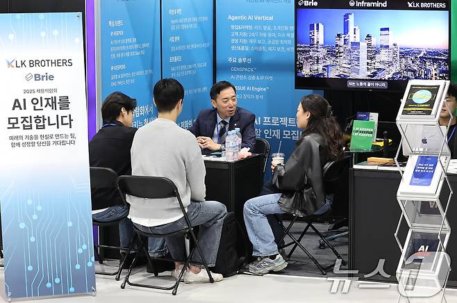 서울 강서구 코엑스 마곡에서 21일 열린 '2025 상생협력 채용박람회'를 찾은 구직자들이 기업상담을 받고 있다. /뉴스1 ⓒ News1 이호윤 기자