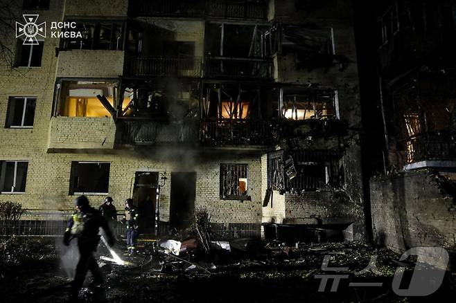 22일(현지시간) 러시아의 드론 공격으로 피해를 입은 우크라이나 키이우 아파트 건물 현장에서 구조대원들이 작업을 벌이고 있다. ⓒ 로이터=뉴스1 ⓒ News1 권영미 기자