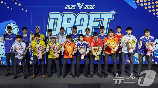 27일 서울 강서구 메이필드호텔에서 열린 2025-2026 KOVO 남자 신인선수 드래프트에서 지명된 선수들이 기념촬영을 하고 있다. 2025.10.27/뉴스1 ⓒ News1 김도우 기자