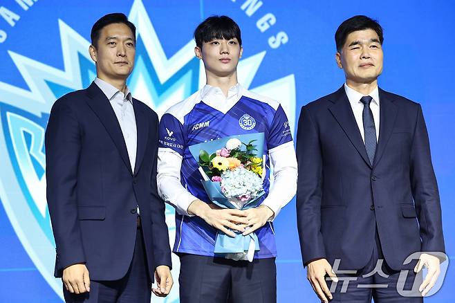 27일 서울 강서구 메이필드호텔에서 열린 2025-2026 KOVO 남자 신인선수 드래프트에서 삼성화재에 1라운드 2순위 지명된 이우진이 기념촬영을 하고 있다. 2025.10.27/뉴스1 ⓒ News1 김도우 기자