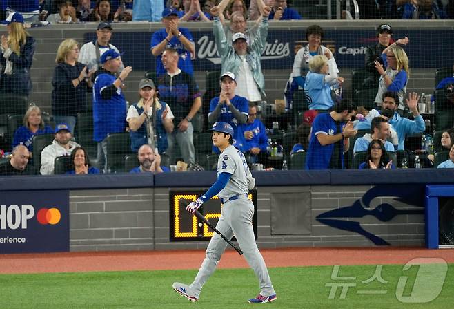 아쉬워하는 오타니 쇼헤이와 기뻐하는 토론토 블루제이스 팬들. ⓒ 로이터=뉴스1