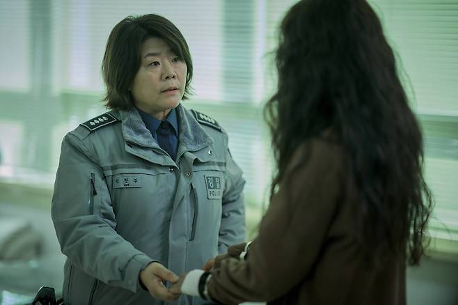 하얀 차를 탄 여자 스틸