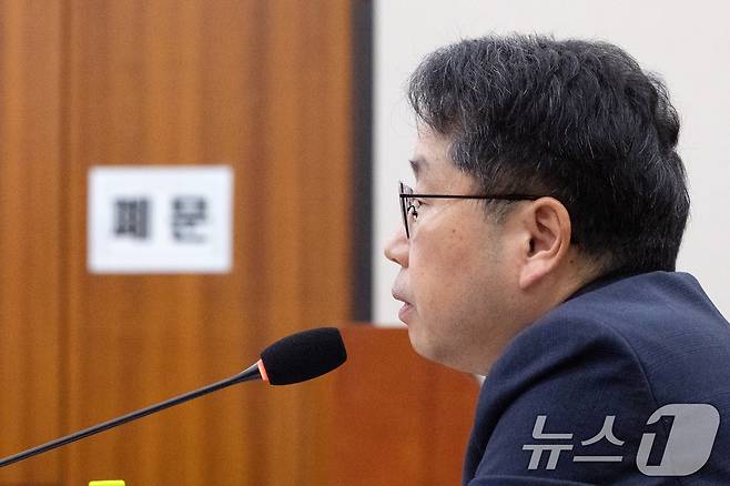 노만석 검찰총장 직무대행이 27일 서울 여의도 국회에서 열린 법제사법위원회 대검찰청 등에 대한 국정감사에 출석해 의원 질의에 답변하고 있다. 2025.10.27/뉴스1 ⓒ News1 이승배 기자