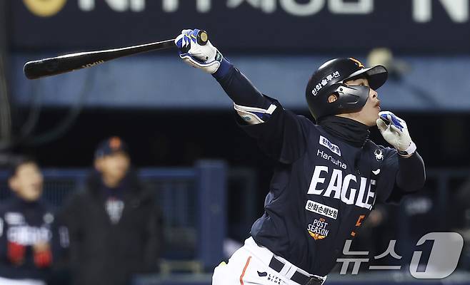 27일 서울 잠실야구장에서 열린 프로야구 2025 신한 SOL뱅크 KBO 포스트시즌 한국시리즈 2차전 한화 이글스와 LG 트윈스의 경기, 한화 문현빈이 1회초 1사 1루 상황에서 선제 2점 홈런을 터뜨리고 있다. 2025.10.27/뉴스1 ⓒ News1 김성진 기자