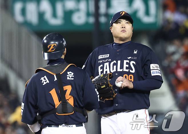 27일 서울 잠실야구장에서 열린 프로야구 2025 신한 SOL뱅크 KBO 포스트시즌 한국시리즈 2차전 한화 이글스와 LG 트윈스의 경기, 한화 선발 류현진이 2회말 무사 2,3루 상황에서 LG 구본혁에게 동점 2타점 적시타를 허용한 후 아쉬워하고 있다. 2025.10.27/뉴스1 ⓒ News1 김성진 기자