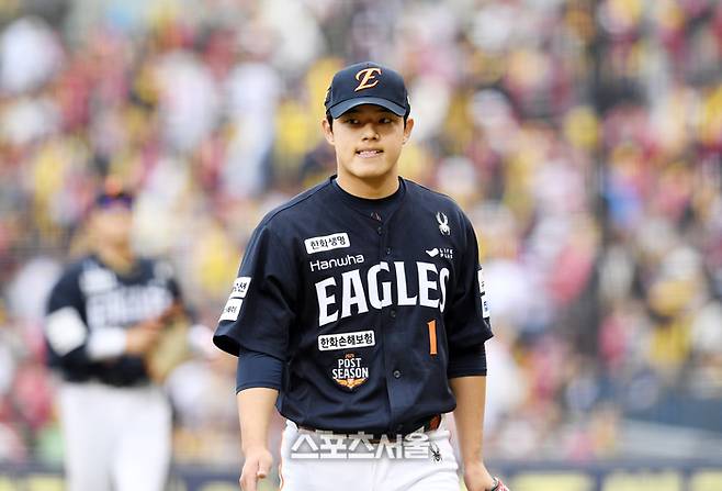 한화 선발투수 문동주가 26일 잠실구장에서 열린 2025 KBO리그 LG와 한국시리즈 1차전 1회말 2실점하며 이닝을 마친 뒤 더그아웃으로 들어가고 있다. 잠실 | 박진업 기자 upandup@sportsseoul.com