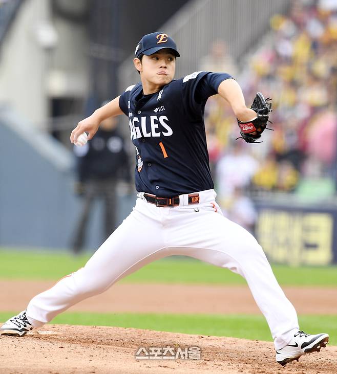 한화  문동주가 26일 잠실구장에서 열린 2025 KBO리그 LG와의 한국시리즈 1차전에 선발 등판해 힘차게 공을 던지고 있다. 잠실 | 박진업 기자 upandup@sportsseoul.com