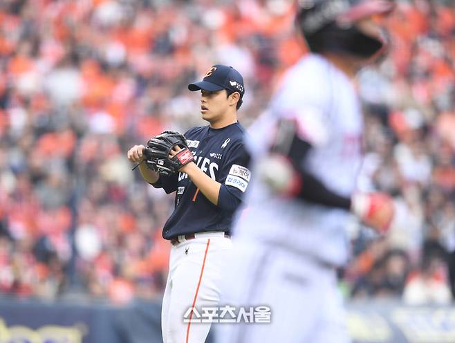 한화 선발투수 문동주가 26일 서울 잠실구장에서 열린 2025 KBO 포스트시즌 한국시리즈 1차전 LG와 경기 4회말 1사1루 상대 오지환에 볼넷을 허용한 후 아쉬워하고 있다. 잠실 | 최승섭기자 thunder@sportsseoul.com