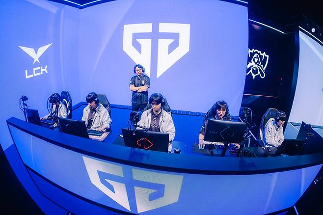 젠지 선수들이 23일 중국 베이징 스마트 e스포츠 센터에서 열린 2025 LoL 월드 챔피언십 스위스 스테이지 4라운드 TES전을 준비하고 있다. 사진 | 라이엇 게임즈