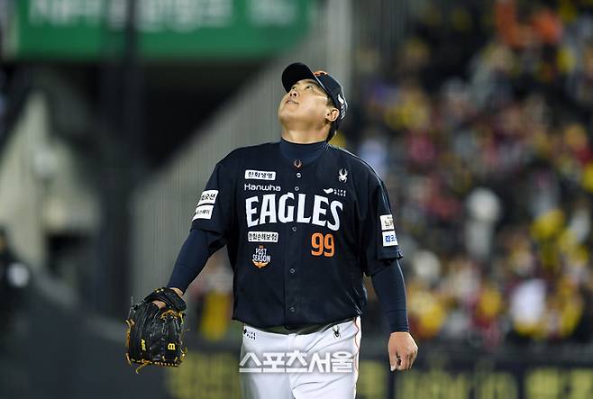 한화 선발투수 류현진이 27일 잠실구장에서 열린 2025 KBO리그 LG와 한국시리즈 2차전 2회말 역전을 허용하는 5실점으로 이닝을 마친 뒤 더그아웃으로 들어가며 아쉬워하고 있다. 류현진은 3이닝 7피안타 1사사구 7실점을 기록했다. 잠실 | 박진업 기자 upandup@sportsseoul.com