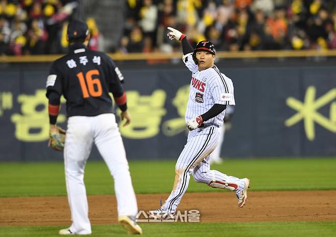 LG 문보경이 27일 잠실구장에서 열린 2025 KBO리그 한화와 한국시리즈 2차전 4회말 2사 만루 상황에서 한화 김범수를 상대로 3타점 2루타를 친 뒤 홈런이라는 제스처를 하고 있다. 비디오판독 결과 홈런 아닌 2루타. 잠실 | 박진업 기자 upandup@sportsseoul.com