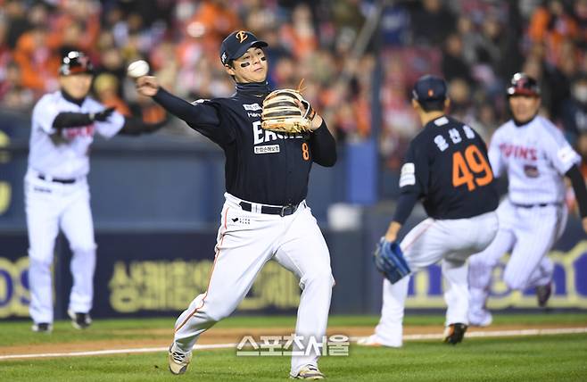한화 노시환이 27일 서울 잠실구장에서 열린 2025 KBO 포스트시즌 한국시리즈 2차전 LG와 경기 7회말 무사2루 상대 박동원 번트 때 송구실책을 하고 있다. 잠실 | 최승섭기자 thunder@sportsseoul.com