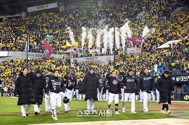 한화 선수들이 27일 잠실구장에서 열린 2025 KBO리그 한화와 한국시리즈 2차전에서 5-13으로 패하며 2연패에 빠진 뒤 팬들에게 인사를 한 뒤 그라운드를 빠져나가고 있다. 잠실 | 박진업 기자 upandup@sportsseoul.com