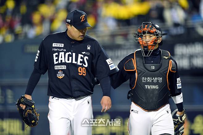 한화 류현진(왼쪽)이 27일 잠실구장에서 열린 2025 KBO리그 LG와 한국시리즈 2차전 3회말 2실점으로 이닝을 마친 뒤 더그아웃으로 들어가면서 포수 최재훈과 이야기를 나누고 있다. 잠실 | 박진업 기자 upandup@sportsseoul.com