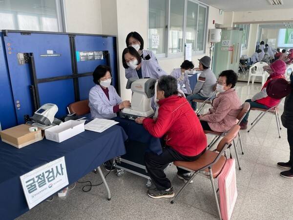 지난 27일 옹진군이 북도면(장봉)에서 한국실명예방재단과 함께 60세 이상 어르신을 대상으로 무료 안(眼) 검진을 실시했다고 밝혔다.(옹진군, 60세 이상 무료 안(眼) 검진 실시). /사진=옹진군청