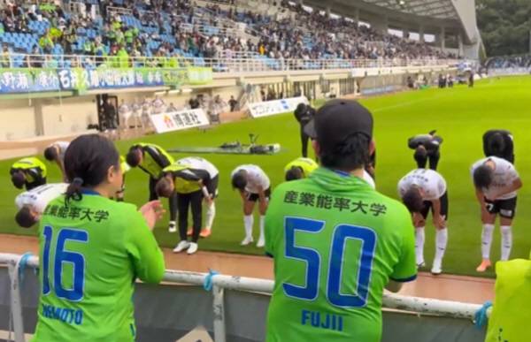 ◇쇼난 벨마레 선수들이 26일 강등이 확정된 후 쇼난 서포터 앞에서 고개 숙여 인사하고 있다. 팬들은 박수를 보냈다. 출처=쇼난 벨마레 SNS 캡쳐