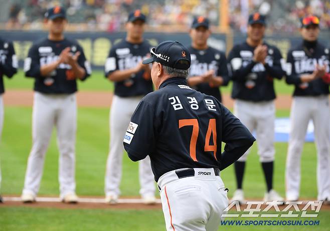26일 서울 잠실구장에서 열린 한화와 LG의 한국시리즈 1차전. 경기 전 김경문 감독이 사회자의 호명을 받으며 등장하고 있다. 잠실=정재근 기자 cjg@sportschosun.com/2025.10.26/