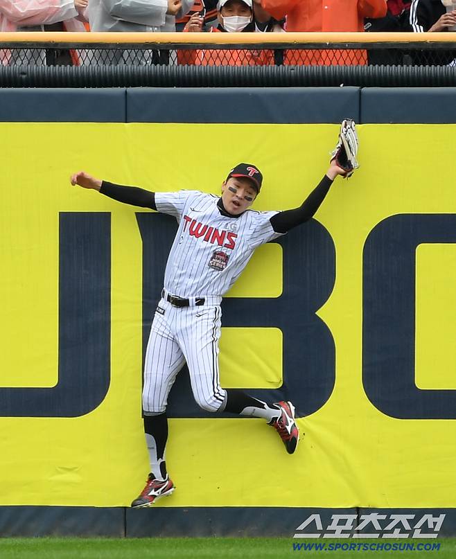 26일 잠실구장에서 열린 한국시리즈 1차전 LG 트윈스와 한화 이글스의 경기. 1회초 1사 1루 한화 문현빈 안타성 타구를 LG 중견수 박해민이 처리하고 있다. 잠실=박재만 기자 pjm@sportschosun.com/2025.10.26/