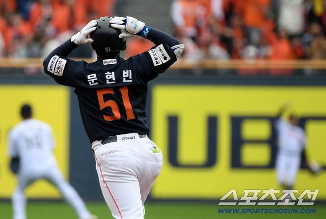 26일 잠실구장에서 열린 한국시리즈 1차전 LG 트윈스와 한화 이글스의 경기. 1회초 1사 1루 한화 문현빈이 안타성 타구가 LG 중견수 박해민에게 잡히자 아쉬워하고 있다. 잠실=박재만 기자 pjm@sportschosun.com/2025.10.26/