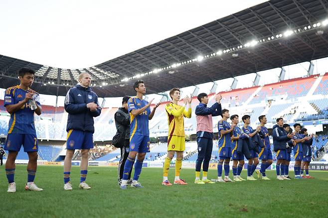 울산문수축구경기장/ K리그1/ 울산HDFC vs 대구FC/ 울산 고승범, 루빅손, 김민혁, 조현우, 문정인, 단체/ 선수단 인사/ 사진 김정수